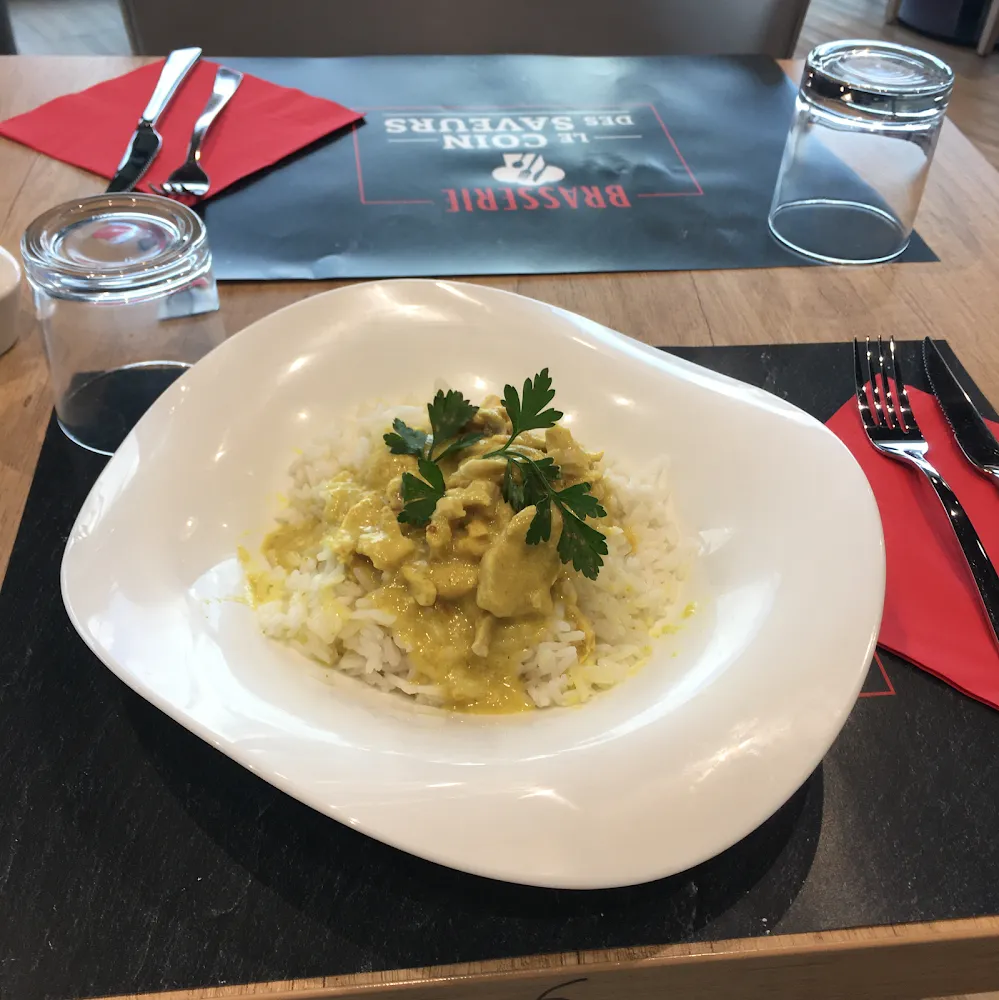 Filets de Poulet Au Curry Accompagné de Riz Thaï